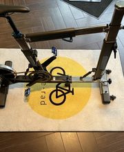Exustar Bike-Fitting-Stuhl bei allée-rad in Berlin-Prenzlauer Berg. Professionelles Vermessungssystem zur individuellen Anpassung von Fahrrädern für optimale Ergonomie und Fahrkomfort.