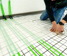 Befestigung der durchsichtigen Hohlkammerplatte auf Anbindeleitungen zur optimalen Wärmeverteilung durch das TWIN-FLOOR-SYSTEM.