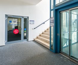 Treppenhaus Eingangsbereich mit Aufzug.