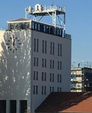 Seminargebäude mit großer Uhr