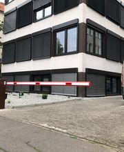 Elektrische Schranke VS.400 mit angebautem Reflexlichttaster. Sonderfarbe Mahagonibraun.