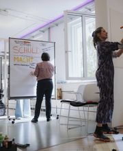 Workshop-Setting mit mehreren Visualisierungen im Raum bei Martina Grigoleit – Graphic Recording in Lübeck, in dem Inhalte gemeinsam erarbeitet werden.