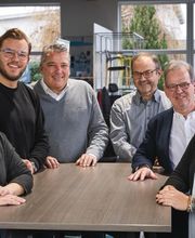 Das Team von Büro-Creativ zeigt sich in einer modernen und dynamischen Arbeitsumgebung. Mit einer klaren Ausrichtung auf innovative Bürogestaltung und ergonomische Arbeitsplatzlösungen stehen wir für Kompetenz, Kreativität und maßgeschneiderte Konzepte.
