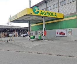 AGROLA Tankstelle in Wèrenlos - überdacht mit Zahlterminal. Zwei Tanksäulen
