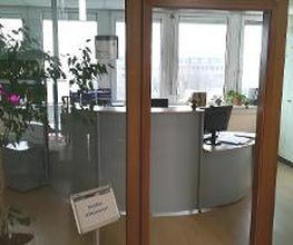 Empfangsbereich 2.Etage Große Glasfront und dahinter ist ein großer Tresen