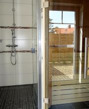 Dusche mit Sauna im Ferienhaus Nordsee-Wellness-Huus an der Nordsee in Neßmersiel www.nord-sterne.de