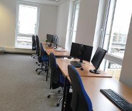 Ein Schulungsraum mit mehreren PC-Arbeitsplätzen.