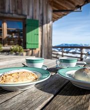 Germknödel, Apfelstrudel und Kaffee auf der Terrasse der Weltcup-Hütte.