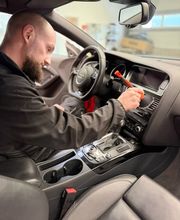 GLANZ Performance bietet professionelle Fahrzeug-Innenreinigung in Paderborn und Ostwestfalen-Lippe. Gründliche Reinigung von Sitzen, Polstern, Armaturen und schwer erreichbaren Bereichen – für hygienische Sauberkeit und ein gepflegtes, frisches Fahrgefühl.
