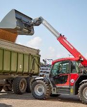 Weidemann Teleskoplader T7042 im landwirtschaftlichen Einsatz mit Leichtgutschaufel.