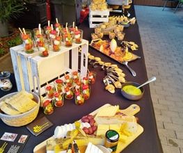 Stilvoll arrangiertes Buffet mit frischer Käseauswahl, Antipasti und Fingerfood-Spießen von Christians Catering Bernburg für Hochzeitsfeiern un
