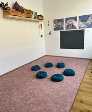 Gemütlicher Kursraum mit Sitzkissen, Büchern und liebevoll gestalteter Musikecke - Luft(T)raum Leipzig