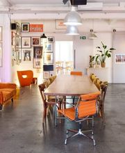 Willkommen im größten Wohnzimmer Hamburgs! Unsere Eventlocation bietet eine offene, einladende Struktur, die Barrieren abbaut und die Zusammenarbeit stärkt. Erlebt professionellen Rundum-Sorglos-Service in einer unvergesslichen Atmosphäre.