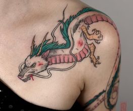 Studio Ghibli Drache, schön und feminin angebracht an der Schulter und Dekolleté. Softe Farben