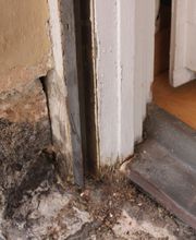 Das untere Ende des Türrahmens ...