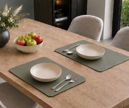 Rechteckige Tischsets aus Kunstleder z. B. in graugrün. Eine handvernähte Ziernaht in den Farben Ihrer Wahl sowie melierter Wollfilz auf der Rückseite sorgen für eine hochwertige Optik.