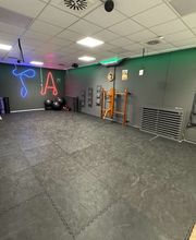 TA WingTsun Seelze - Großer Mattenraum mit schwarzem Boden, Trainingswand, Balancebällen und funktionalem Equipment für Selbstverteidigung, Kampfsport und gezieltes Techniktraining.