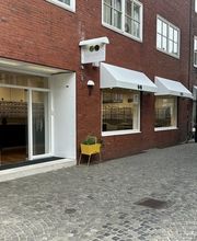 Eingangsbereich von Newels Eyewear in Münster mit hellen Schaufenstern und sichtbarer Brillenpräsentation. Das Fachgeschäft bietet eine große Auswahl moderner Brillen und Sonnenbrillen sowie persönliche Beratung rund um gutes Sehen und individuelles Brillendesign.
