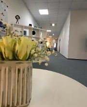 kleiner Tisch mit Blumendeko