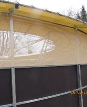 Führanlage mit Laufflächenüberdachung, Holzverkleidung mit Platten und Windschutznetz