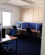 3 Arbeitsplätze mit jeweils 2 Bildschirmen, einem Bürostuhl, Tastatur und Maus.