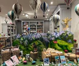 Oesterlin - Feine Geschmacksachen: Blick durch das Schaufenster in das Geschäft. Süßigkeiten, Souvenirs und Dekoratives, natürlich auch zum Verschenken.