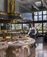 Restaurant "Rôtisserie"  mit reichhaltigem Frühstücksbuffet