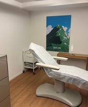 Liege im Behandlungszimmer bei CERISA