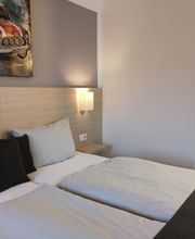 Doppelzimmer Standard mit rotem Mini als Blechbild