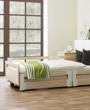 Pflegebett und Niedrigbett in einem: Mit einem Verstellbereich von 25 bis 80 cm bringt Fortuna Plus Erleichterung für die Bewohner und das Pflegepersonal.