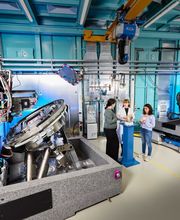 Foto und Filmproduktion Laila Tkotz Überblick über Hightech-Labor mit Ingenieuren und Messgeräten