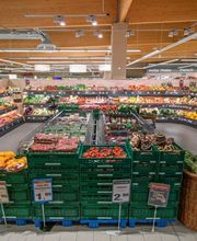 Obst und Gemüse
Starten Sie mit einem kräftigen Vitamin-Kick in den Morgen und decken Sie sich in unserem Markt mit täglich frisch gelieferten Obst- und Gemüseangeboten ein. In unserem breiten Sortiment erwarten Sie herrliche Spezialitäten der Saison, hochwertige Bio- und Demeterwaren von Alnatura und Co. sowie eine große Auswahl an frischen Kräutern.