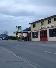 AGROLA Tankstelle in Gonten; rechts beige-rotes Garagengebäude dahinter AGROLA Tankstelle