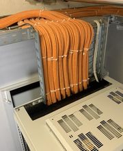 Das Bild zeigt eine fachgerechte installierte Kabeltrasse mit sauber gebündelten DC Kabeln einer Photovoltaikanlage im Technikraum. Die strukturierte Verkabelung gewährleistet eine sichere und effiziente Energieübertragung. Die Installation wurde von VoltVision professionell umgesetzt.