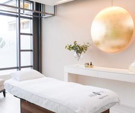 Moderner Behandlungsraum für Physiotherapie, Fusspflege und ästhetische Anwendungen