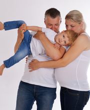 Babybauchshooting mit großem Bruder.jpg