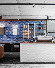 You can see and of course taste the passion and expertise of our barista right down to the milk foam. Our coffee beans are sourced from Coffee Circle, a Berlin-based social enterprise.

On the first floor of our café, you can enjoy the lovingly prepared desserts and hot drinks in a relaxed atmosphere. You can also sit outside with a view of the Forum on Museum Island or the hustle and bustle of Oranienburger Straße.