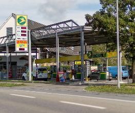 AGROLA Tankstelle in Riedikon mit TopShop - überdacht; Tanksäulen mit Bleifrei und Diesel; Swisslotto werbeschild