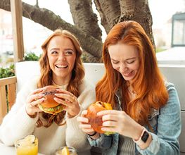 We are Mauritius, gutes Essen schmeckt noch besser, wenn man es teilt! Lachen, anstoßen, genießen – genau so geht ein perfekter Tag im Mauri. Ob mit der Crew, der Family oder deinem Lieblingsmenschen – hier dreht sich alles um gemeinsame Genussmomente.