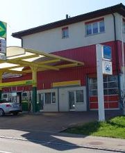 AGROLA Tankstelle in Freidorf Thurgau. Bei Autogarage, Gebäude mit roter Fassade gelegen. Überdacht. Zwei Tanksäulen. 