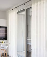 Kreative Dekorationsideen für Fensterfronten, die Ihrem Raum erstrahlen lassen.