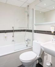 Guest room bath
