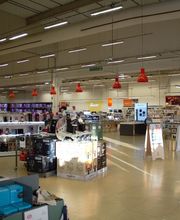 Vous découvrez l’entrée du magasin donnant sur l’univers café et la totalité du multimédia.