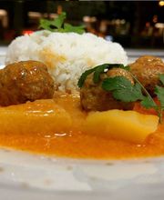 Massaman, Erdnusscurry
mit selbstgemachten
Schweizer Rindshackbällchen.