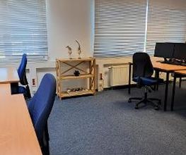 Schulungsraum mit PC-Arbeitsplätzen.