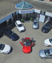 Vogelperspektive des Showrooms mit Vorplatz.