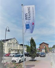 Ein Parkplatz mit einer WBS Training Fahne