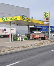 AGROLA Tankstelle in Erlen; dahinter Fabrik; Tankstelle überdacht mit mehreren Tanksäulen und AdBlue