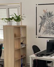 Mehrere PC-Arbeitsplätze.