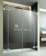 Dusche mit Glastüren